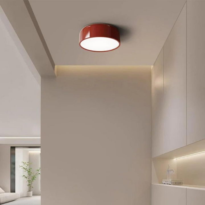 Rote Deckenleuchte, modernes Design, LED, Wohnzimmer, minimalistisch, energiesparend.
