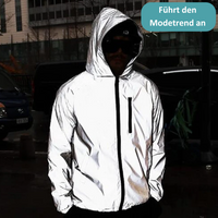 Mann in reflektierender Jacke mit Kapuze, modisch, urbaner Stil, Nachtaufnahme.