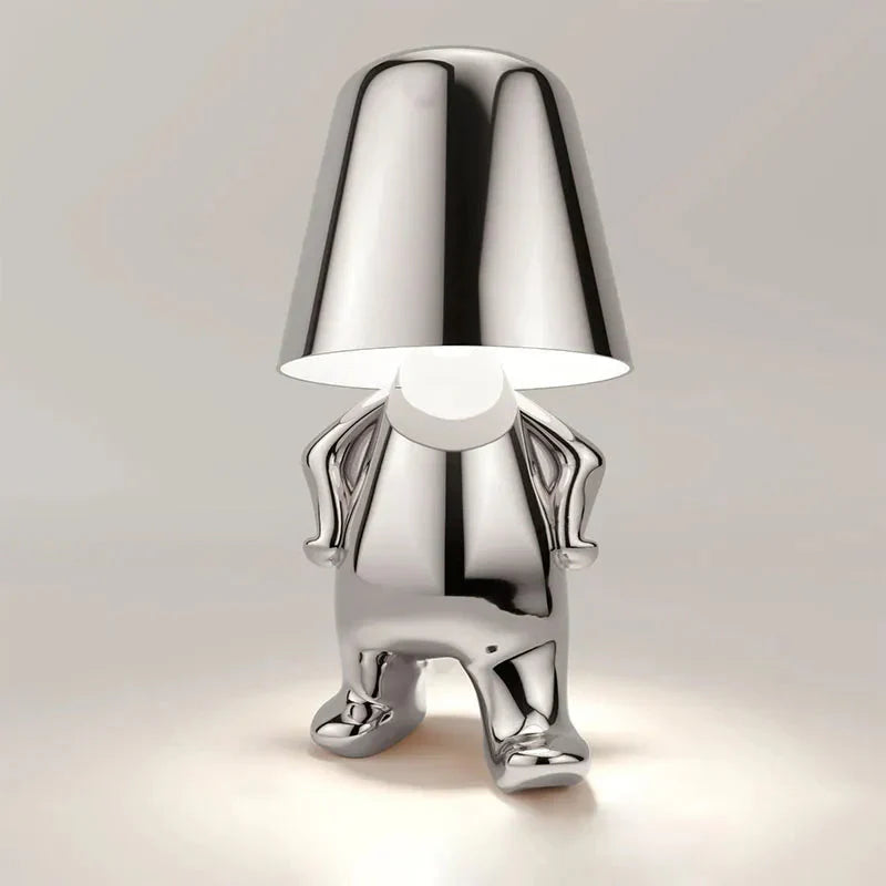 Silberne Designer-Tischlampe in menschlicher Form, modernes Interieur, stilvolle Beleuchtung.