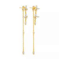 Goldene Ohrringe mit langen Ketten und funkelnden Kristallen, eleganter Schmuck für Damen.