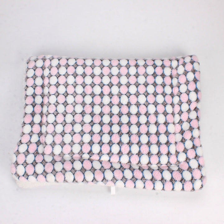 Weiß-rosa gepunktetes Handtuch, weiches Material, Badezimmerzubehör, dekorativ, modern.