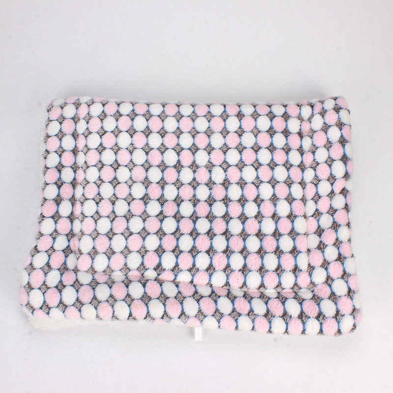 Weiß-rosa gepunktetes Handtuch, weiches Material, Badezimmerzubehör, dekorativ, modern.