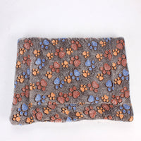 Graue Hundedecke mit buntem Pfotenmuster, weiches Fleece, Haustierbett Zubehör.