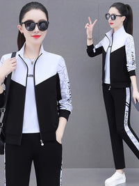 Frau in schwarz-weißem Trainingsanzug, Sonnenbrille, lässiger Stil, Sportmode, Freizeitkleidung.