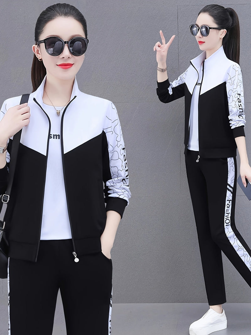 Frau in schwarz-weißem Trainingsanzug, Sonnenbrille, lässiger Stil, Sportmode, Freizeitkleidung.