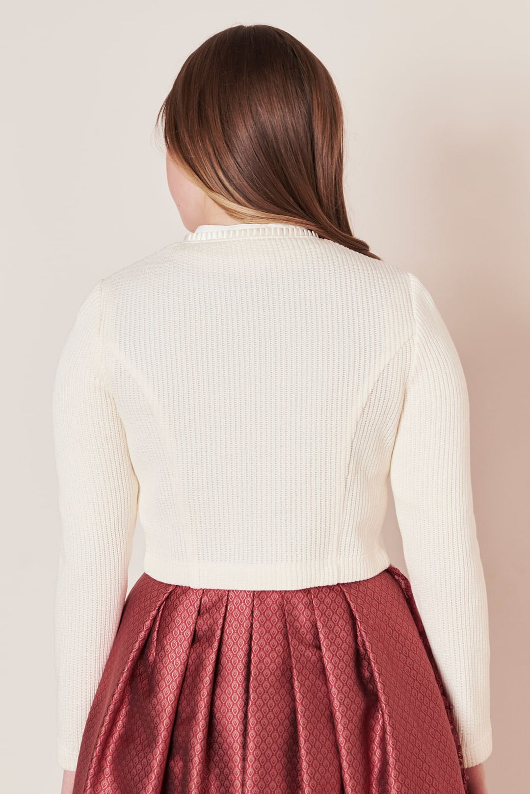 Frau in weißem Strickpullover und rotem Rock, Rückansicht, Mode, Damenbekleidung.