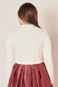 Frau in weißem Strickpullover und rotem Rock, Rückansicht, Mode, Damenbekleidung.