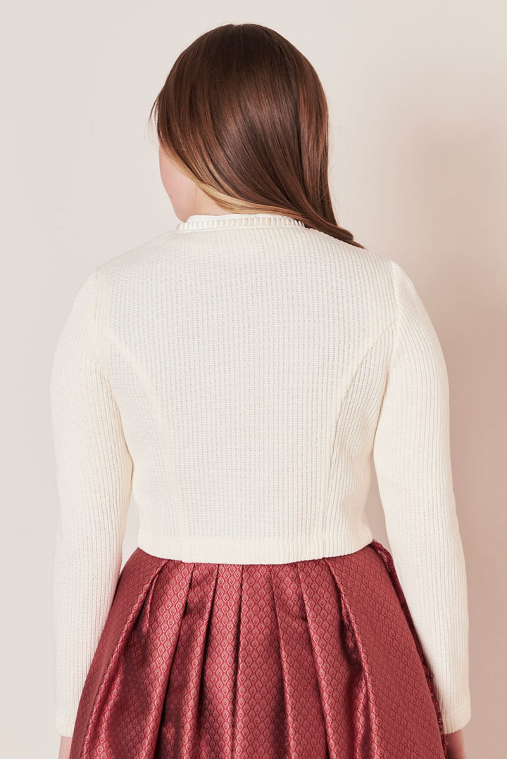 Frau in weißem Strickpullover und rotem Rock, Rückansicht, Mode, Damenbekleidung.