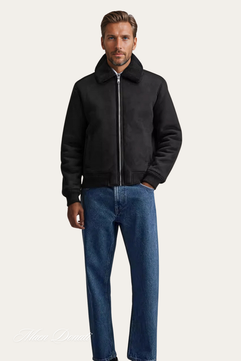 Mann in schwarzer Jacke mit Reißverschluss und blauer Jeans, Mode für Herren, Winterbekleidung.
