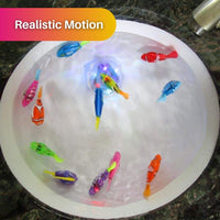 Bunte, schwimmende Spielzeugfische im Wasserbecken, realistische Bewegung, Kinderspielzeug.