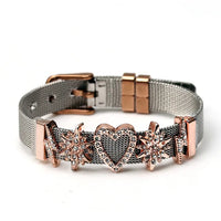Armband aus Edelstahl mit roségoldenem Herz und Sternen, verziert mit Kristallen.
