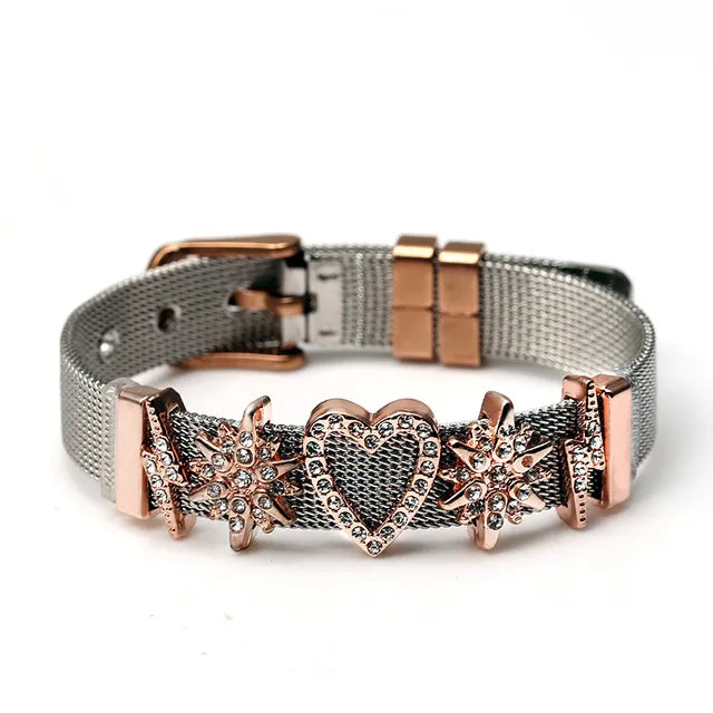 Armband aus Edelstahl mit roségoldenem Herz und Sternen, verziert mit Kristallen.