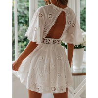 Weißes luftiges Sommerkleid mit Spitzenakzenten für Damen – Elina