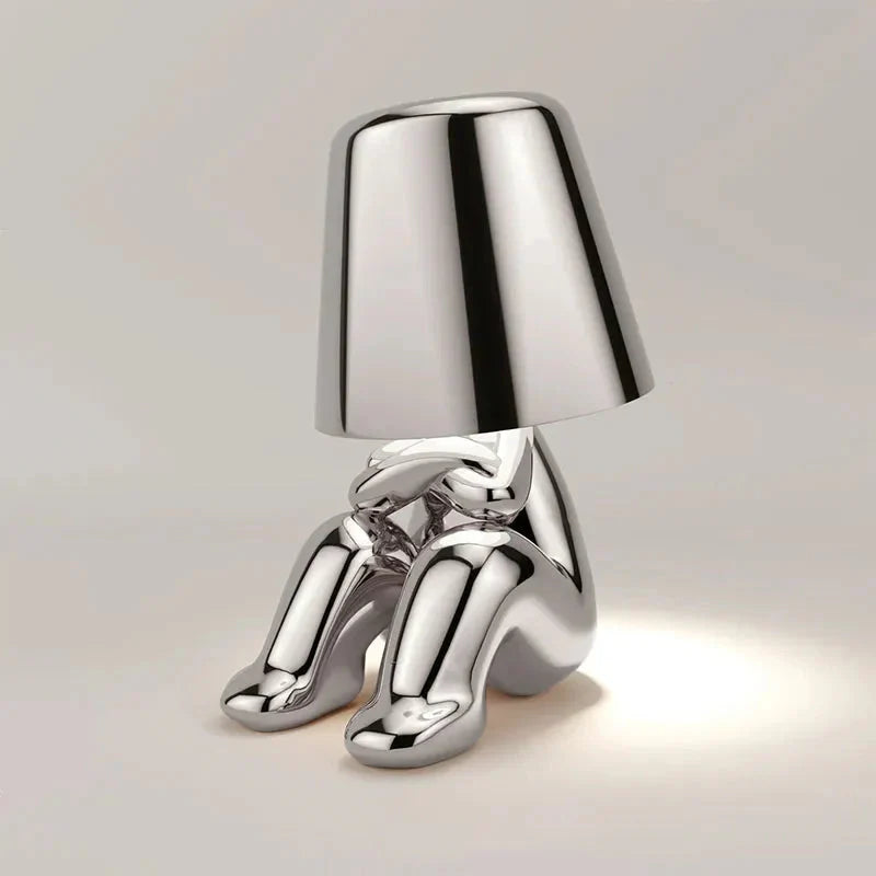 Silberne Tischlampe in Form einer sitzenden Figur, modernes Design, Metall, Wohnzimmerbeleuchtung.