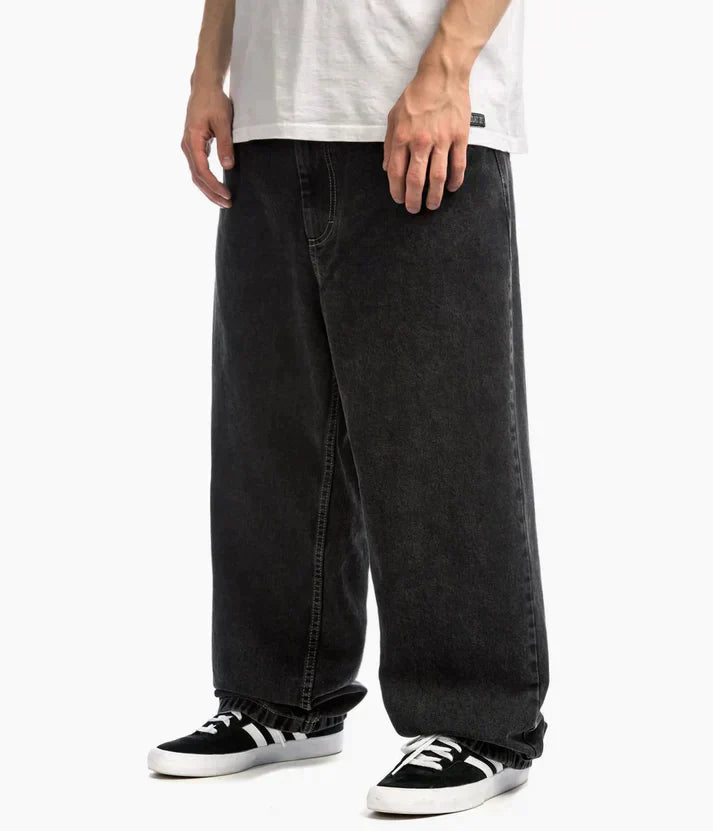 Schwarze Baggy-Jeans für Herren, weites Bein, lässiger Stil, ideal für Streetwear-Look.