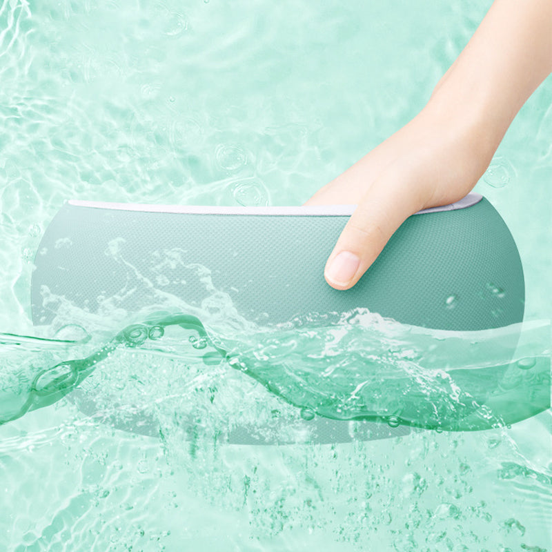 Hand hält grünes, wasserdichtes Kissen im Wasser, ergonomisch, für Komfort und Entspannung.