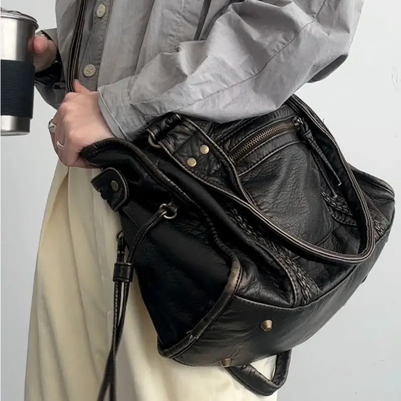 Damenhandtasche aus schwarzem Leder, lässiger Stil, mit Reißverschluss und Nieten, modisch.