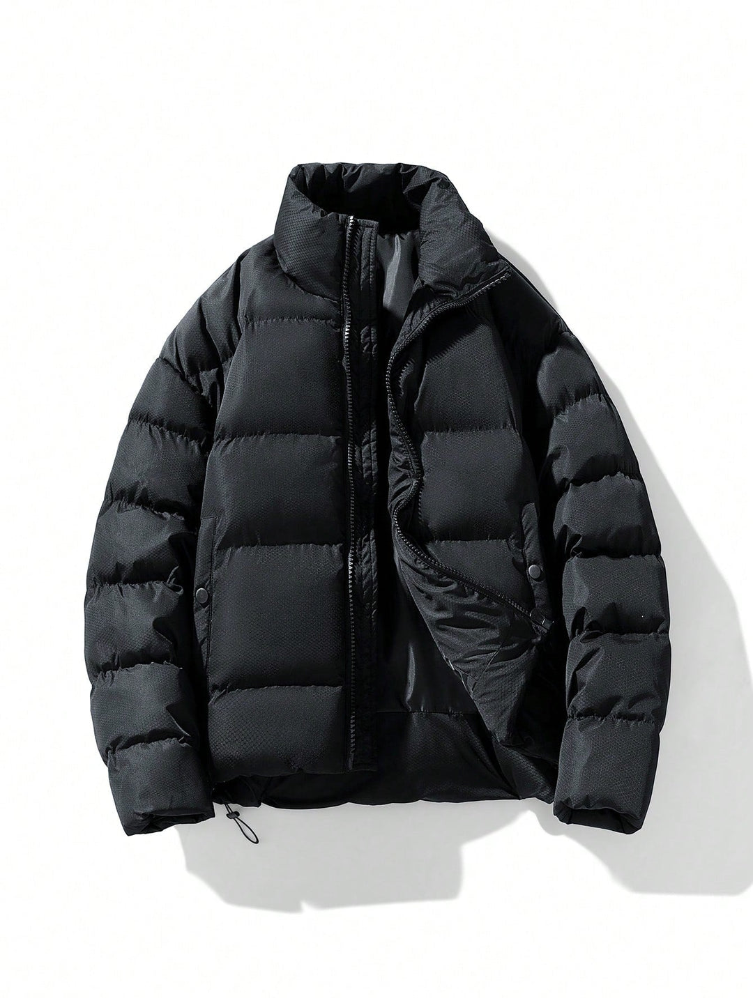 Schwarze Daunenjacke, warm, gesteppt, Wintermode, Herrenbekleidung, Reißverschluss, Outdoor.