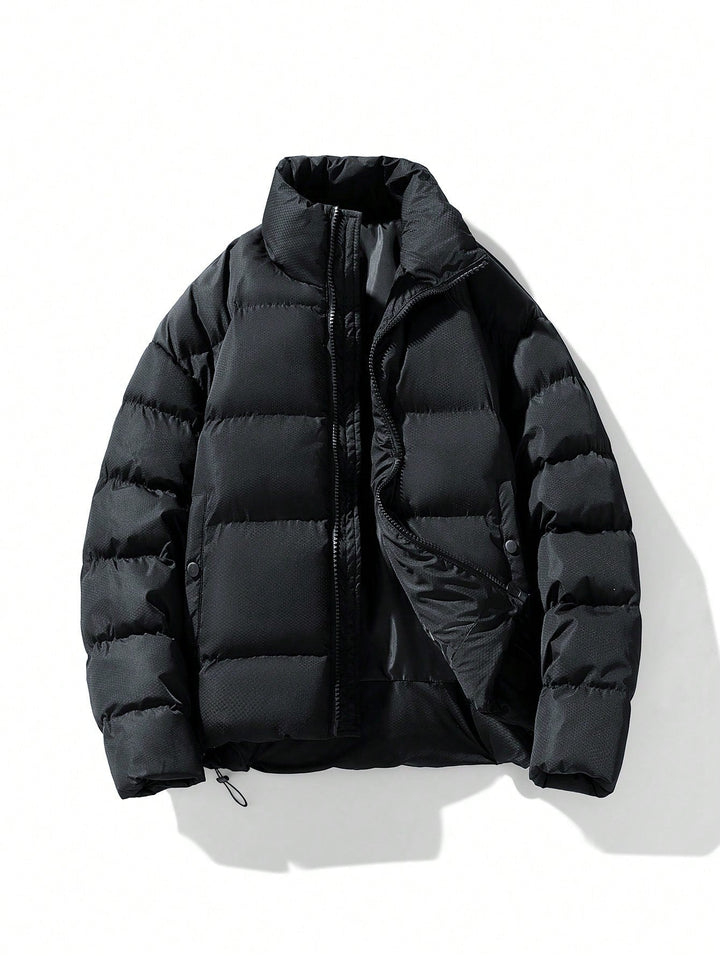 Schwarze Daunenjacke, warm, gesteppt, Wintermode, Herrenbekleidung, Reißverschluss, Outdoor.