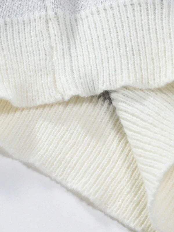 Weiße Strickdecke aus Baumwolle, weiche Textur, gemütlich, ideal für Wohnzimmer oder Schlafzimmer.