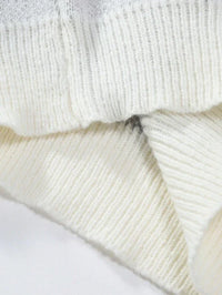 Weiße Strickdecke aus Baumwolle, weiche Textur, gemütlich, ideal für Wohnzimmer oder Schlafzimmer.