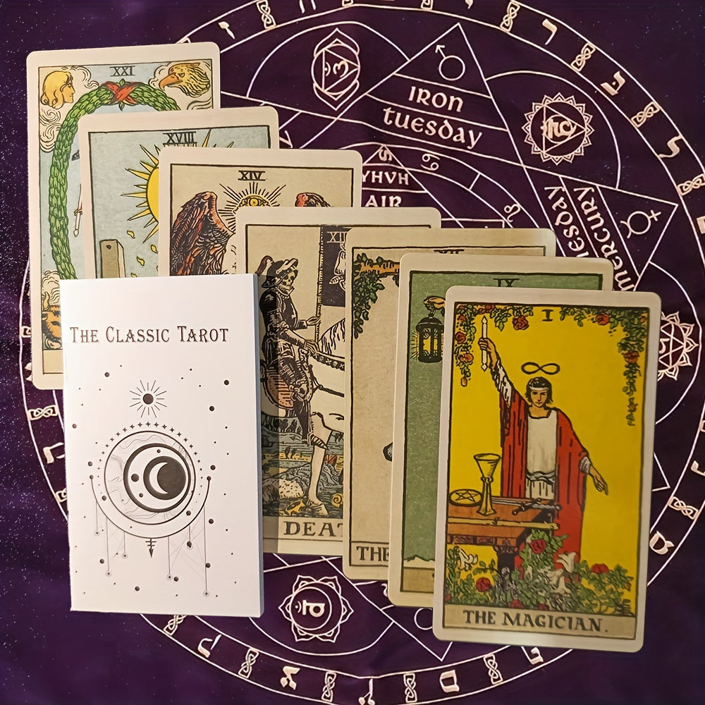 Klassisches Tarot-Deck auf lila Tuch mit astrologischen Symbolen, Karten in Vintage-Design.