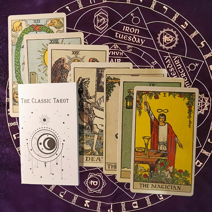 Klassisches Tarot-Deck auf lila Tuch mit astrologischen Symbolen, Karten in Vintage-Design.