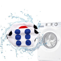 Waschmaschinenball, weiß, mit blauen Noppen, spritzendes Wasser, Wäschepflege, Reinigung.
