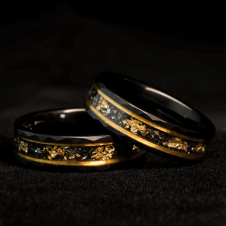 Zwei schwarze Ringe mit goldenen Akzenten, Carbonfaser, Herrenmode, Schmuckdesign.