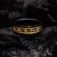 Schwarzer Wolframring mit goldenen Akzenten und Kohlefaser, stilvoller Herrenring.