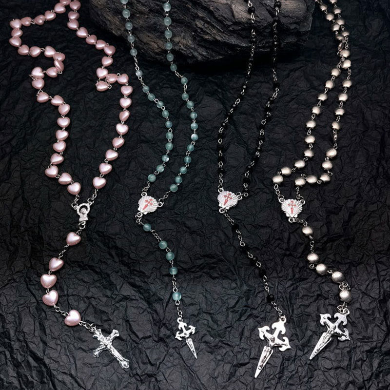 Rosenkränze mit Perlen in Rosa, Blau, Schwarz und Weiß, Kreuzanhänger, religiöser Schmuck.