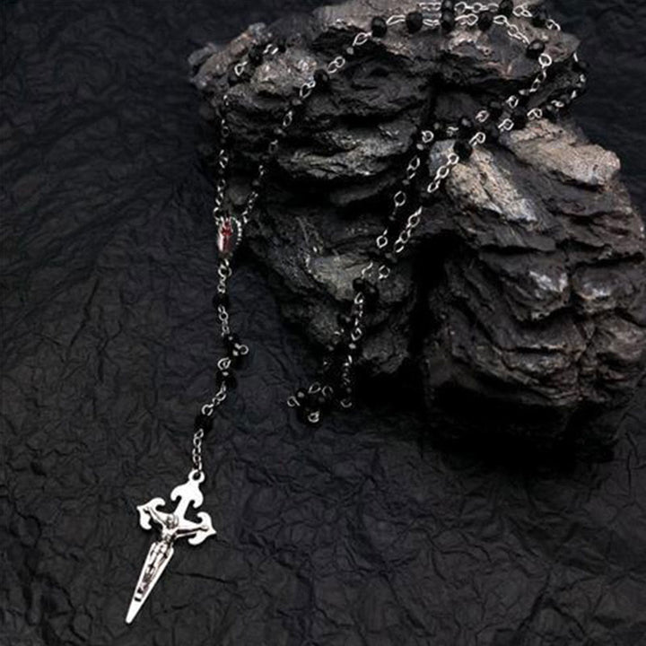 Schwarze Halskette mit Kreuzanhänger, Edelstahl, gotischer Stil, auf schwarzem Hintergrund.
