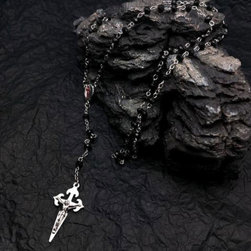 Schwarze Halskette mit Kreuzanhänger, Edelstahl, gotischer Stil, auf schwarzem Hintergrund.