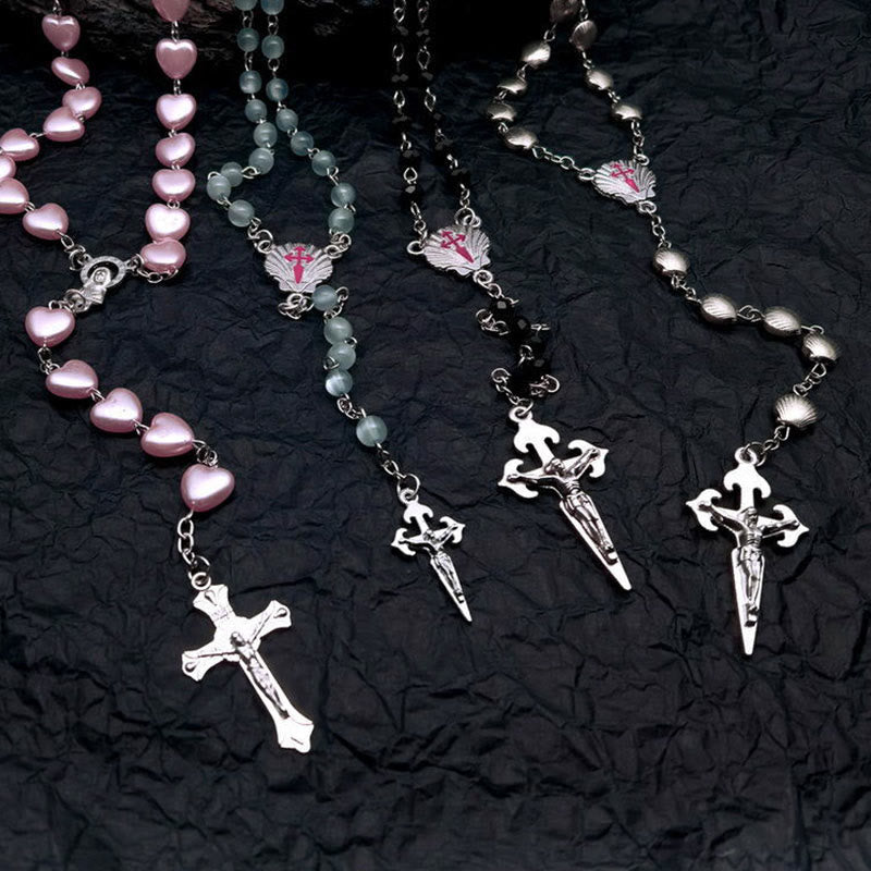 Rosenkränze mit Kreuzanhänger, Herzperlen, Metall, religiöser Schmuck, schwarz, rosa, silber.