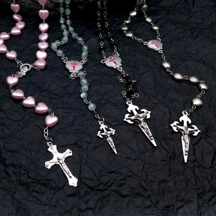Rosenkränze mit Kreuzanhänger, Herzperlen, Metall, religiöser Schmuck, schwarz, rosa, silber.