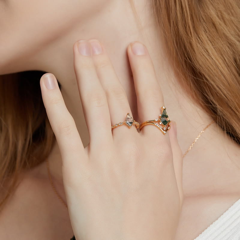 Frau trägt goldene Schmetterlingsringe mit Edelsteinen, eleganter Schmuck, Nahaufnahme.