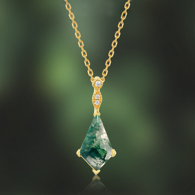 Goldene Halskette mit grünem Edelstein-Anhänger und Diamanten, eleganter Schmuck für Damen.