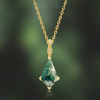 Goldene Halskette mit grünem Edelstein-Anhänger und Diamanten, eleganter Schmuck für Damen.