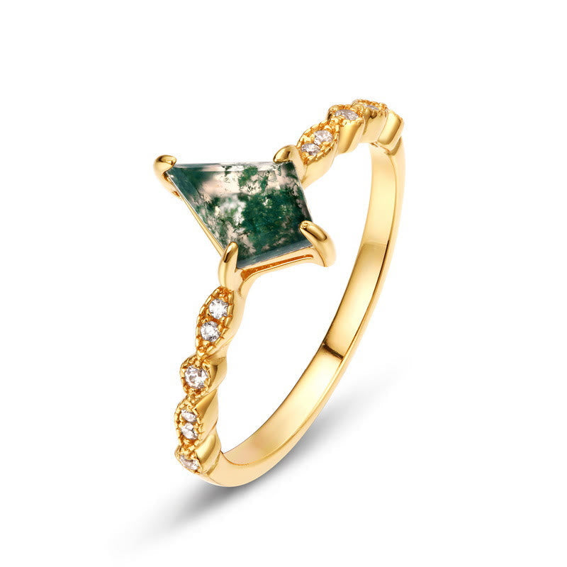 Goldener Ring mit grünem Edelstein und Diamanten, elegantes Schmuckdesign, Damenring.