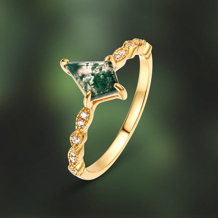 Goldener Ring mit grünem Edelstein und Diamanten, elegantes Schmuckdesign, luxuriöses Accessoire.