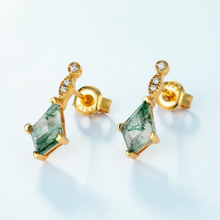 Goldene Ohrringe mit grünem Edelstein und Diamanten, eleganter Schmuck, luxuriöses Design.