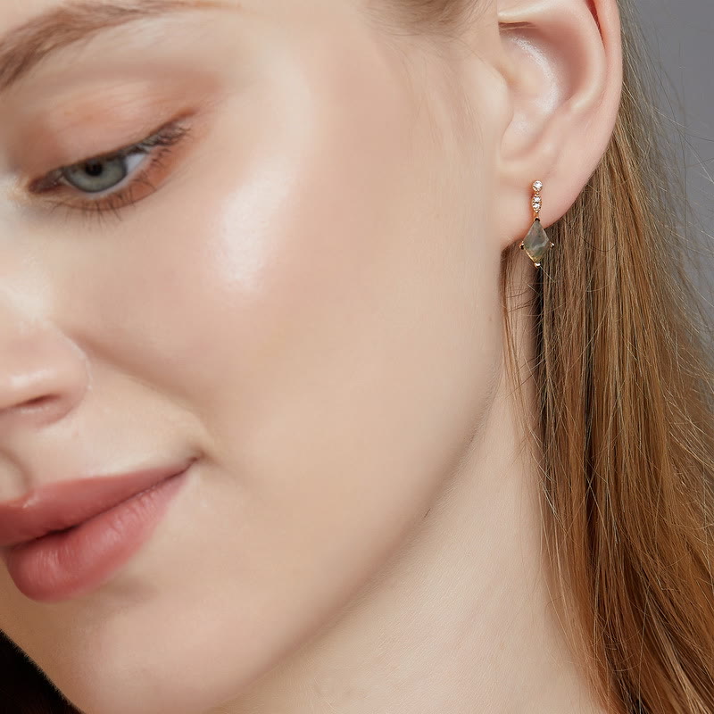 Frau mit elegantem goldenen Ohrring, Nahaufnahme, Schmuck, Modeaccessoire, stilvoll.