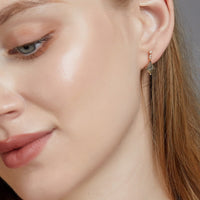 Frau mit elegantem goldenen Ohrring, Nahaufnahme, Schmuck, Modeaccessoire, stilvoll.