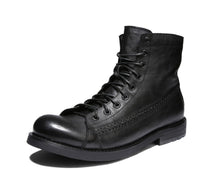 Schwarzer Lederstiefel, Schnürung, robuster Absatz, Herrenmode, Outdoor-Boots.