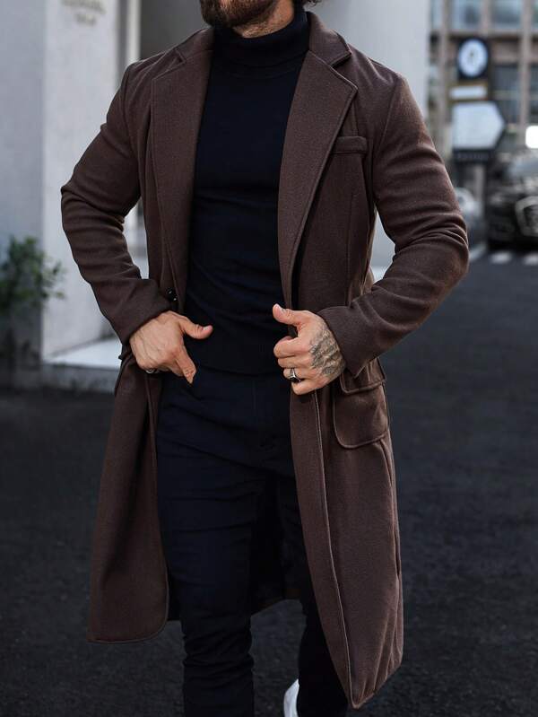 Mann in braunem Wollmantel und schwarzem Rollkragenpullover, stilvolle Herbstmode.