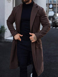 Mann in braunem Wollmantel und schwarzem Rollkragenpullover, stilvolle Herbstmode.