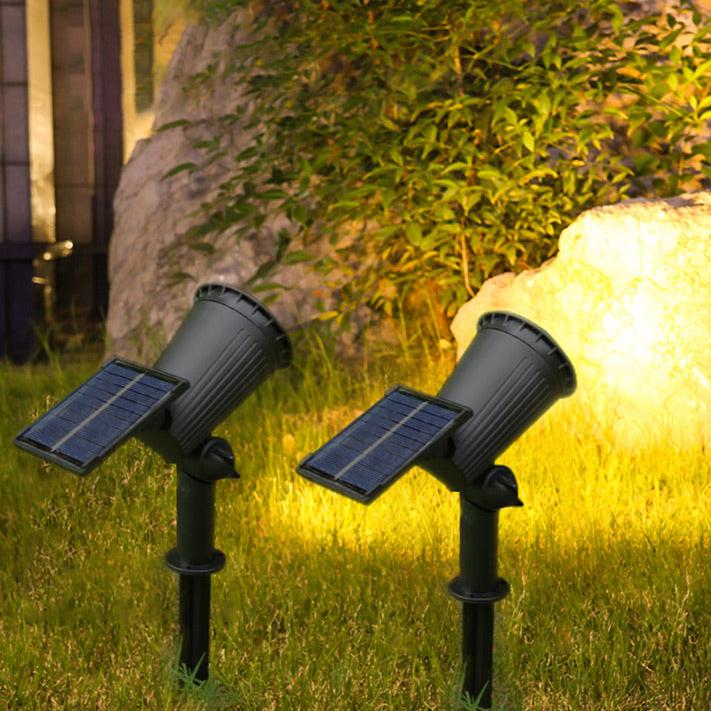 Zwei schwarze Solarleuchten im Garten, LED, energiesparend, umweltfreundlich, Außenbeleuchtung.