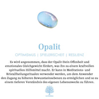 Opalit-Stein auf weißem Hintergrund, blau schimmernd, für Meditation und Heilrituale.