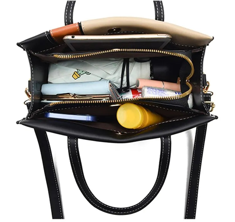 Schwarze Lederhandtasche mit Reißverschluss, gefüllt mit Alltagsgegenständen, Innenansicht.