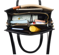 Schwarze Lederhandtasche mit Reißverschluss, gefüllt mit Alltagsgegenständen, Innenansicht.